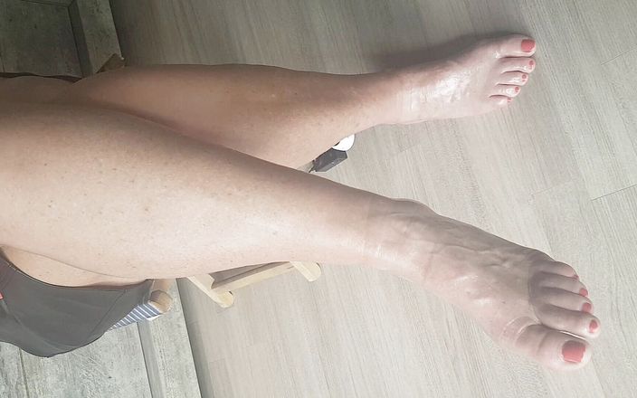 Pov legs: Đi chân trần trong ánh nắng mặt trời