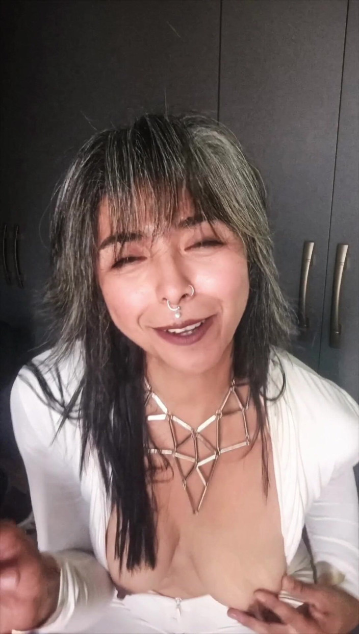 Casia Castro: Інструкції для куріння в красивому білому костюмі