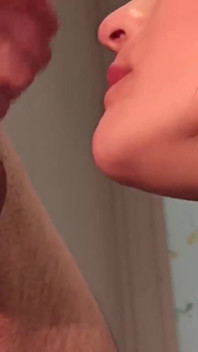La ragazza prende un cazzo enorme in gola e un flusso di sperma