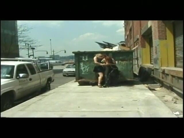 Girl on Girl: Due troie sexy puniscono la bionda su un marciapiede - (niente audio...