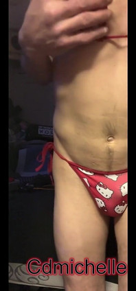 Cdmichelle vestindo maiô vermelho hello kitty biquíni