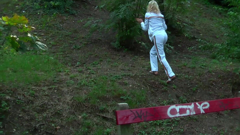 German Porn: Une belle blonde taille une pipe en plein air