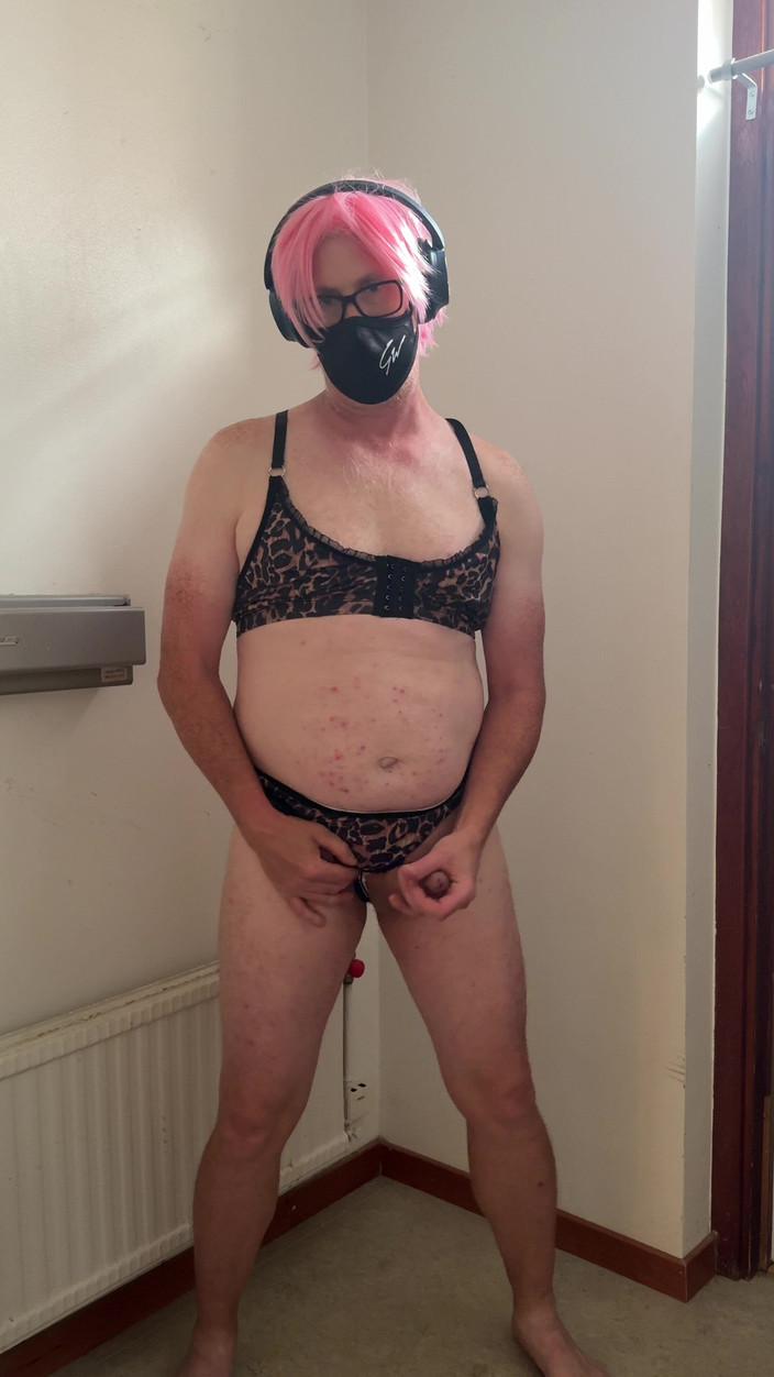 Julia Cd Sweden: Pembe giysili fahişe oynuyor ve mastürbasyon yapıyor, ta ki orgazm...