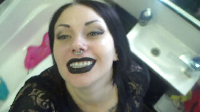 Goddess Misha Goldy: Tengok Awak di Tandas!