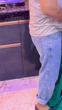 Alisha foi fodida por seu cunhado enquanto fazia bobinas na cozinha