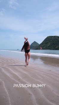 Czarne bikini i namiętne na plaży