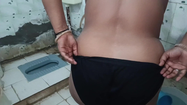 Yourgeeta8899: Esfregada e lavada a bunda da minha madrasta