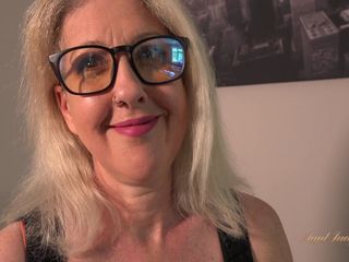 Aunt Judy's XXX: Грудаста зріла бос леді місіс Меггі дає тобі інтерв&#039;ю для роботи (відео від першої особи)