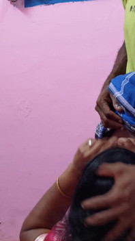 Tía está limpiando el piso cuando un niño tiene sexo con ella