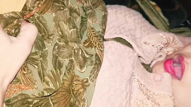 Village studio: Üvey kız kardeş üvey erkek kardeşi tarafından sikiliyor, yakın çekim amcık sikişi...