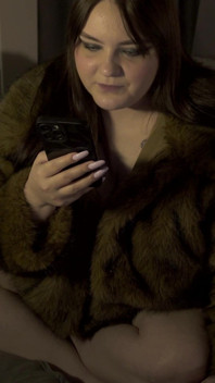 Już nie jesteśmy razem! Pornstory: Pani pieprzy swojego chłopaka z strap-onem, gdy on ma na sobie pas cnoty