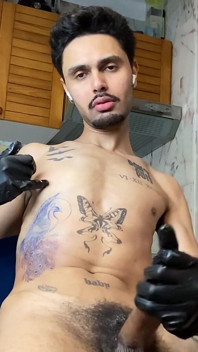 Saya pergi untuk mendapatkan tatu, mendapat zakar yang keras dan tersentak sehingga saya datang
