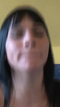 Pro tuto smyslnou brunetku nestačí jeden penis