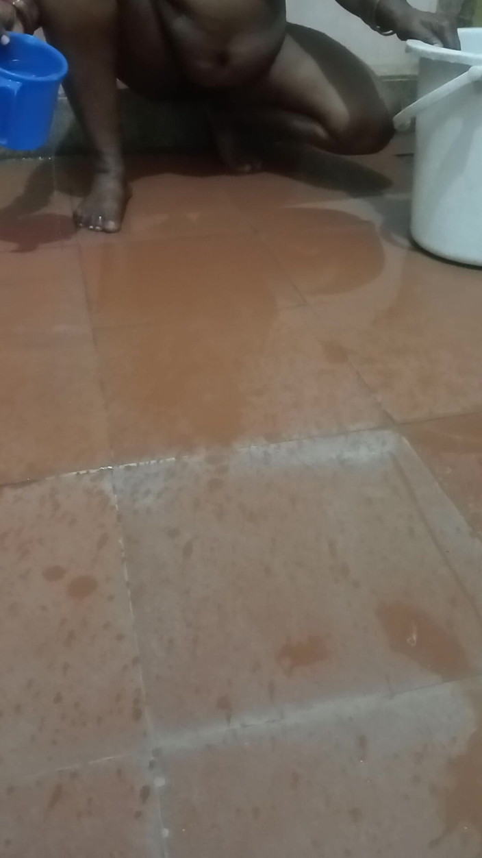Tamil lesbian: Pisse et lavage de chatte
