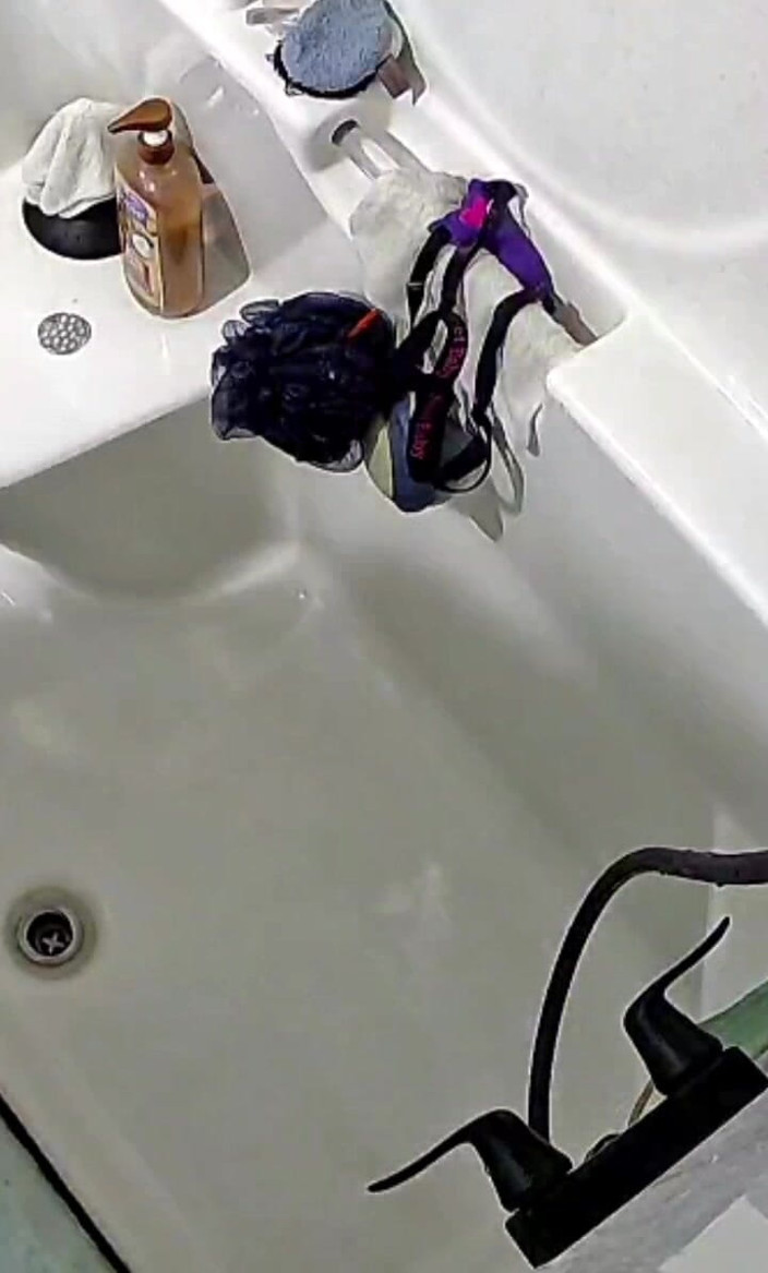 KittieNoOne: Přistižen při odesílání obrázků ve sprše