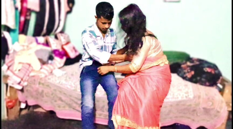 Amina begum: Indian Desi Bhabhi Pink Shari