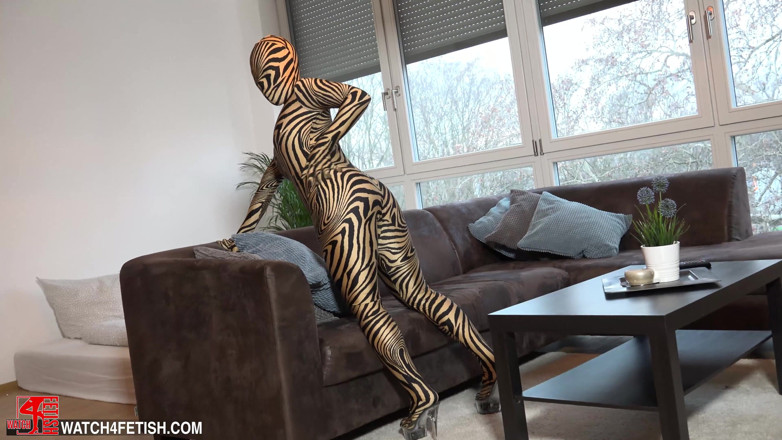 ZentaiDolls: Noite de tv em zentai