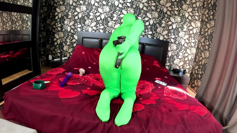 MilfyCalla: Mainan encasement Zentai penuh. Kote hitam besar mengusik dildo, faraj...