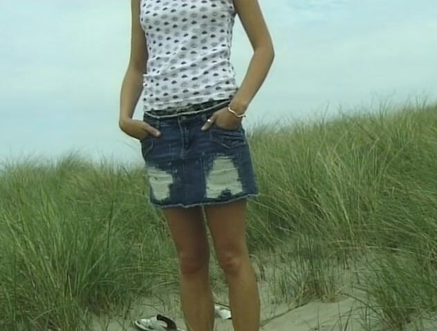 Flash Model Amateurs: Teenager dai seni piccoli si spoglia all'aperto