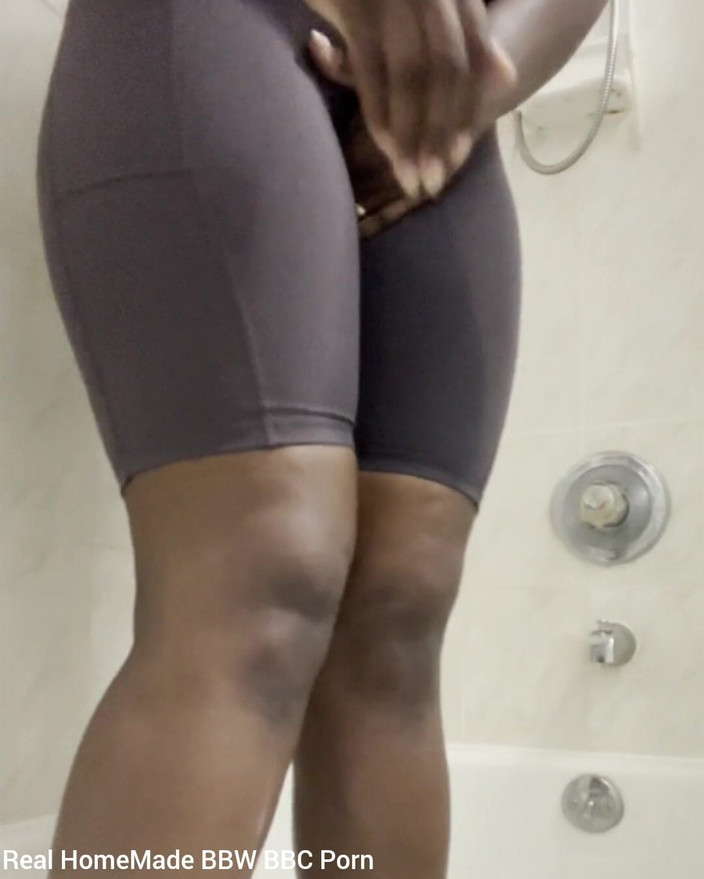 Super sexy ebony cuties: Ich pissen mein selbst in Nylon-leggings