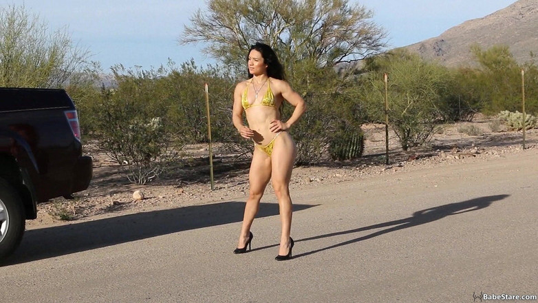 Babe Stare: ティアは小さなビキニを着て歩き回り、彼女のホットな体を披露します
