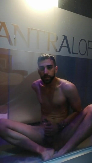 LuckyGuyLover: Cam banyoda şov yapıyor