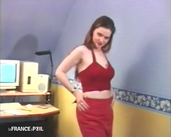 La France a Poil: Harige jonge brunette met grote tieten anaal genomen in trio