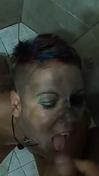 Mencuci cat muka Halloween dengan kencing & pancutan ke dalam mulut