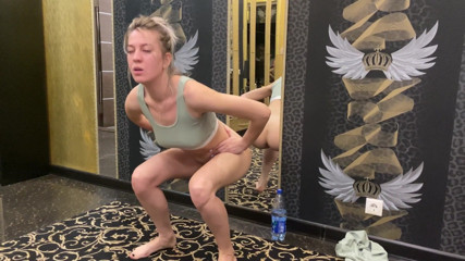 Magical cum: Zpocená děvka si honí po fitness