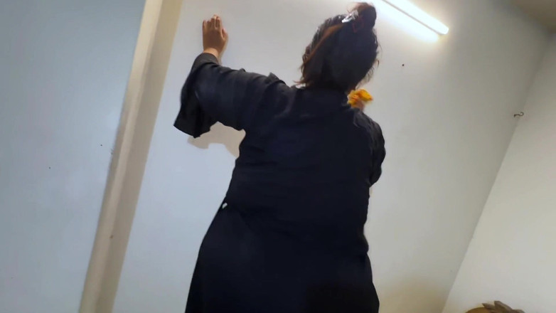 Aria Mia: Lebanis - mucama caliente limpia mi habitación y veo sus tetas...