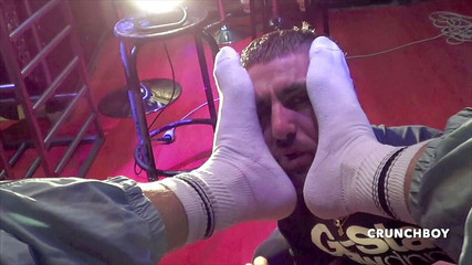 STRAIGHT BOY CURIOUS: Enza ponížení chodidly od šukaného chlapce