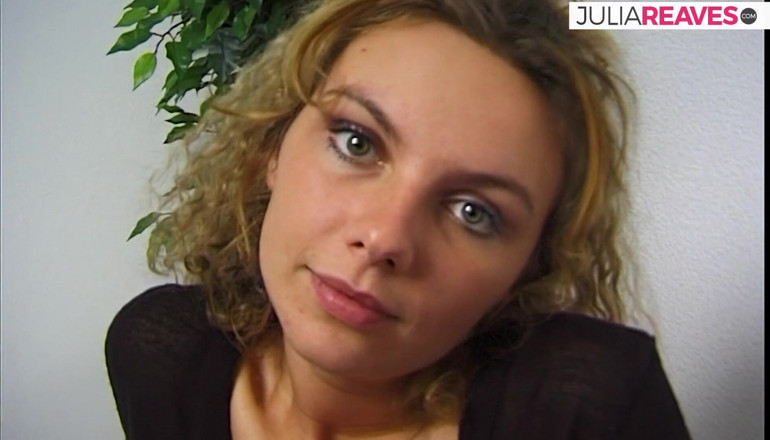 Retro German Spanner Tour: La ragazza bionda si spoglia e allarga le gambe sul...