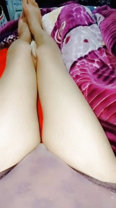 khader M: Ariana Ladyboy show zadek a čůrání
