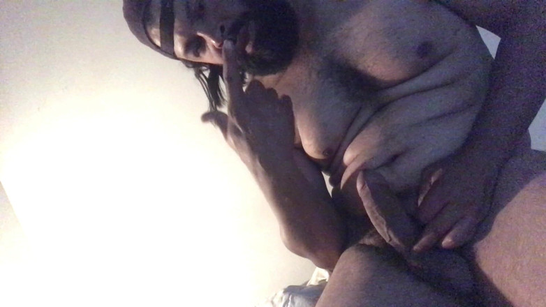 i7Bernard: Se masturbează pe pat.