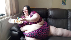 SSBBWLadyBrads: SSBBW le riempie la faccia in bikini