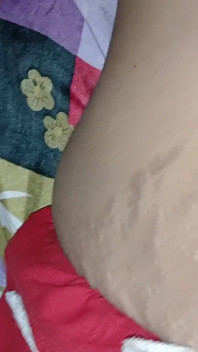 私は異母義理の妹がパンティを履いていないベッドでいるのを見つけました