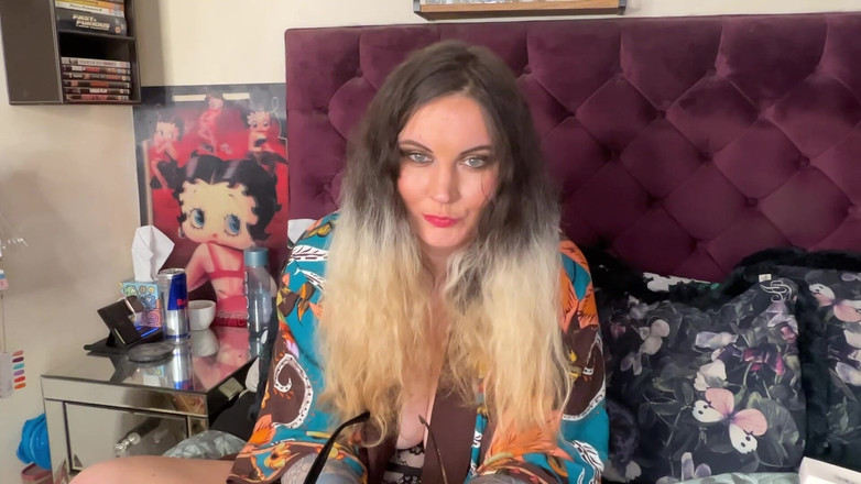 MissFFW: 변태 창녀는 괴짜 콘텐츠에 대한 준비가 그녀의 새로운 안경을 시도