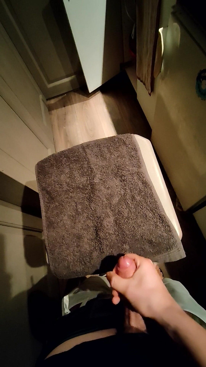 LcDream: コンドームをつけたバースツールの上で小さなチンコが射精