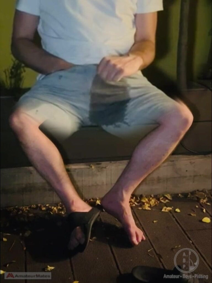 AmateurBoysPissing: Un Minet Amateur En Adilette Sandales Se Pisse Dessus Dans...