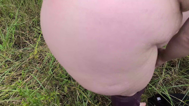 Bouncy Tits Action: Si spoglia nuda nel parcheggio dei camion per schiaffeggiare le...
