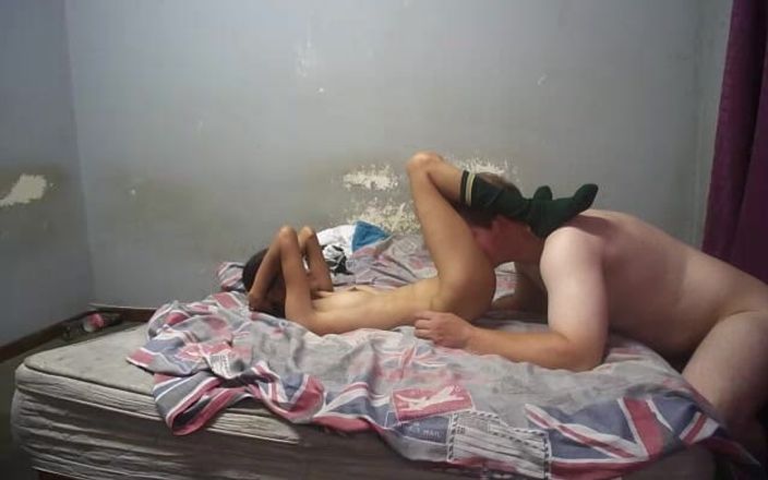 hothouse18xxx: 在她的学校袜子中舔舐娇小少女的阴户并用肩膀操她的双腿和第一人称视角性爱表演