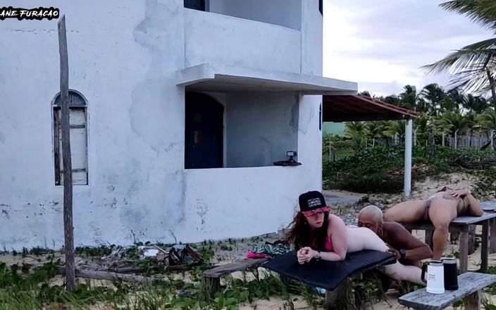 Eliane Furacao: Мой сосед отвел нас на пляж и положил его мясистый хуй в наши вагины