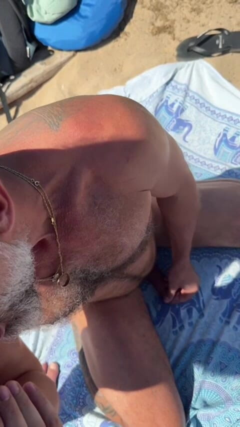 Daddybearvlc: Tati sexy futai public pe plajă - au oprit traficul!