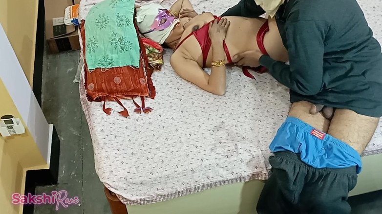sakshi_raniii: Indická čerstvě vdaná nevěsta šuká líbánky Desi celé video