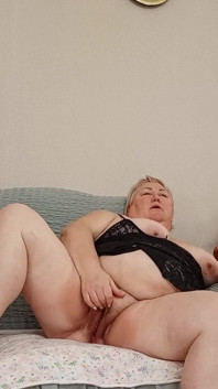 Ibu mertua dengan pantat bahenol dan dildo di memeknya