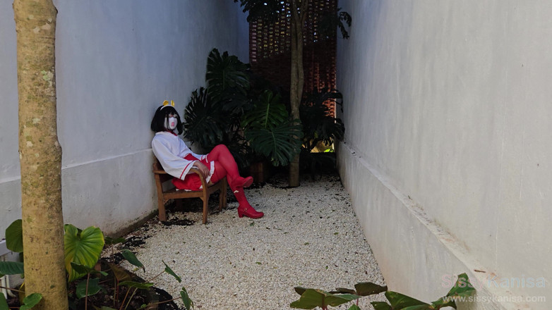 SissyKanisa: Schlampen miko Sissy kanisa teil 2: Outdoor-Spaziergang in einem Felsengarten, zeigt...