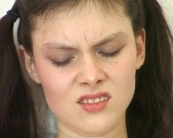 YOUR FIRST PORN: Schlanke Claudine Hat Endlich Ein Orgasmus