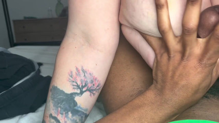 Cory Strokes: Livie Blainn Munge Cory Lo Accarezza Durante La Lettura