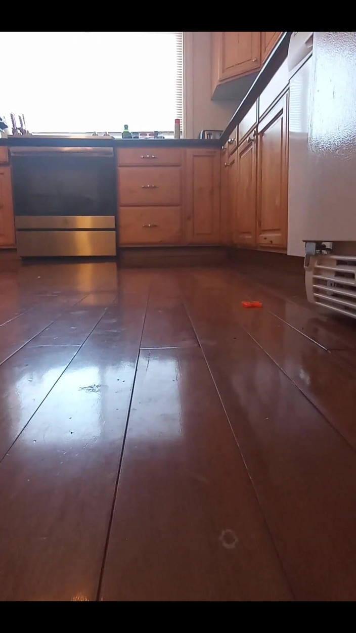 DeesDeepThroat: Dees tief sauber. Schmutzige Hausfrau Dee putzt und holt in...