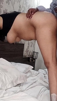 疯狂操女学生在男朋友到达之前第一次手淫